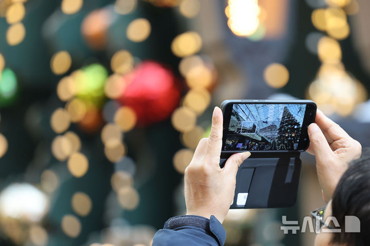 [서울=뉴시스] 권창회 기자 = 13일 서울 강남구 코엑스 별마당 도서관에 크리스마스 트리가 설치되어 있다. 2025.11.13. kch0523@newsis.com