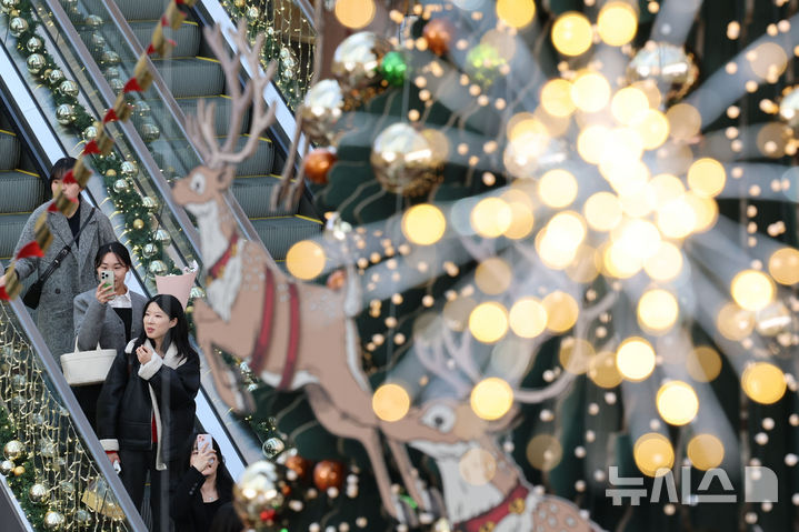 [서울=뉴시스] 권창회 기자 = 13일 서울 강남구 코엑스 별마당 도서관에 크리스마스 트리가 설치되어 있다. 2025.11.13. kch0523@newsis.com
