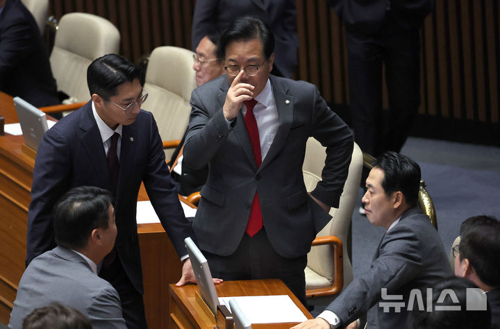 [서울=뉴시스] 김금보 기자 = 장동혁 국민의힘 대표와 송언석 원내대표를 비롯한 의원들이 13일 오후 서울 여의도 국회에서 열린 제429회 국회(정기회) 제12차 본회의에서 논의를 하고 있다. 2025.11.13. kgb@newsis.com