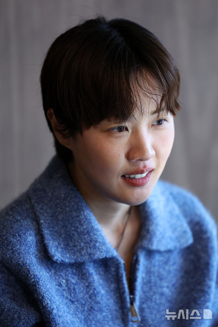 [서울=뉴시스] 박진희 기자 = 한지원 애니메이션 감독이 지난 13일 서울 마포구 카페 핀드에서 인터뷰 하고 있다. 한 감독은 2025년 공개된 넷플릭스 오리지널 한국 로맨스 애니메이션 영화 ‘이 별에 필요한’을 제작했다. 2025.11.18. pak7130@newsis.com