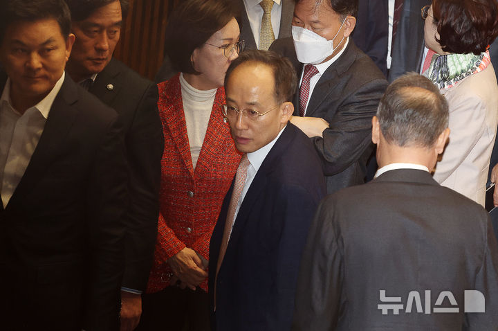 [서울=뉴시스] 김명년 기자 = 추경호 국민의힘 의원이 13일 오후 서울 여의도 국회에서 열린 본회의에서 원자력안전위원회 위원 추천안에 대한 투표가 시작되자 이석하고 있다. 2025.11.13. kmn@newsis.com