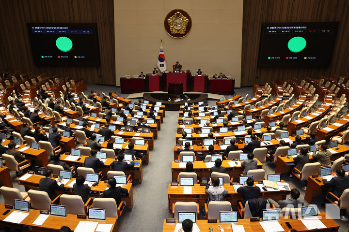 [서울=뉴시스] 김금보 기자 = 13일 오후 제429회 국회(정기회) 제12차 본회의에서 국민의힘 의원석이 비어있다. 국민의힘 의원들은 국토교통위원회 소관 법률안 처리 순서에 김윤덕 국토교통부 장관이 불출석하자 우원식 국회의장에게 항의하며 회의장을 떠났다. 2025.11.13. kgb@newsis.com