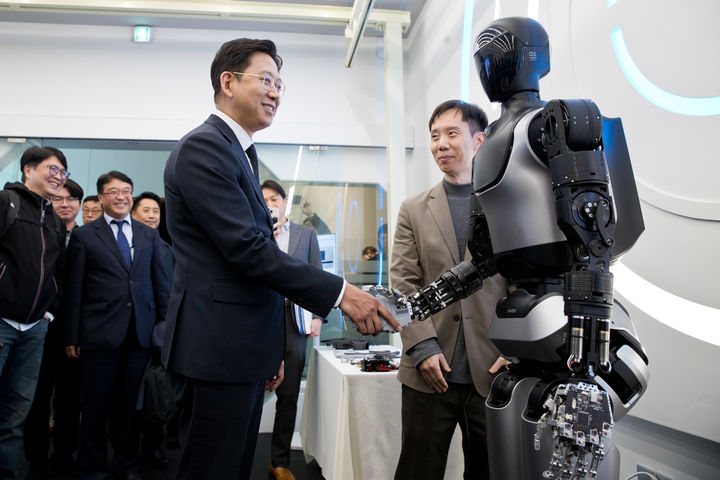 [서울=뉴시스 ] 배경훈 부총리 겸 과학기술정보통신부 장관이 13일 오후 서울 성북구 한국과학기술연구원(KIST)을 방문해이종원 KIST 휴머노이드연구단장으로부터 AI 휴머노이드, 'KAPEX' 설명을 듣고 있다. (사진=과학기술정보통신부 제공) 2025.11.13. photo@newsis.com *재판매 및 DB 금지