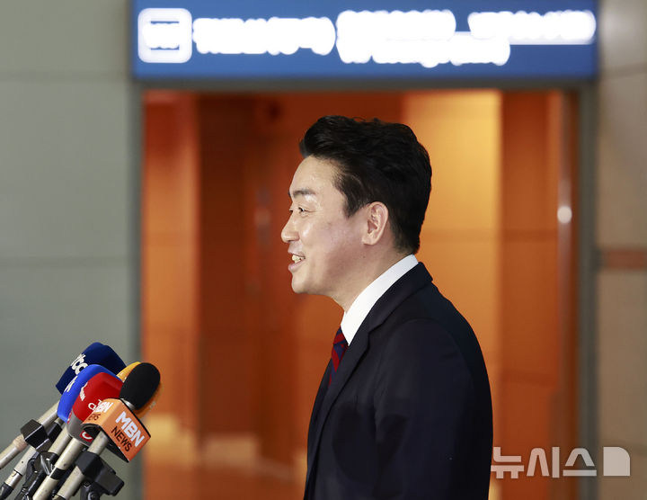 [인천공항=뉴시스] 최동준 기자 = 전략경제협력특사로 임명된 강훈식 대통령 비서실장이 13일 인천국제공항을 통해 아랍에미리트(UAE)로 출국에 앞서 취재진 질문에 답변하고 있다. 2025.11.13. photocdj@newsis.com