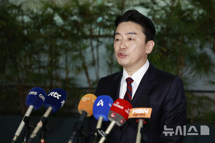 [인천공항=뉴시스] 최동준 기자 = 전략경제협력특사로 임명된 강훈식 대통령 비서실장이 13일 인천국제공항을 통해 아랍에미리트(UAE)로 출국에 앞서 취재진 질문에 답변하고 있다. 2025.11.13. photocdj@newsis.com