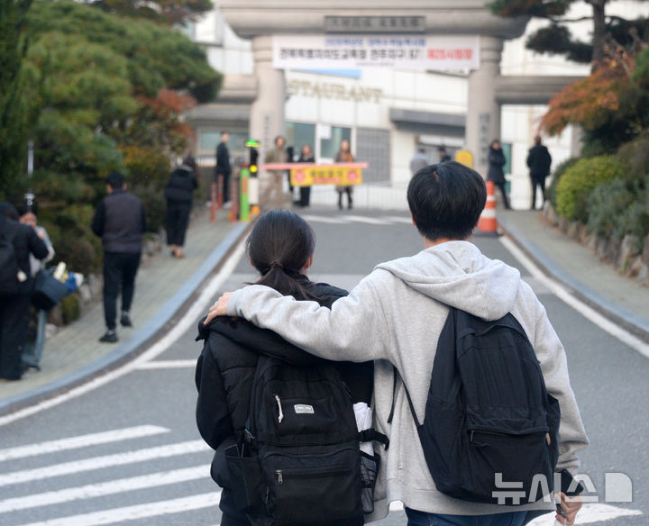 [전주=뉴시스] 김얼 기자 = 2026학년도 대학수학능력시험일인 13일 전북 전주시 전북여자고등학교에서 시험을 마친 수험생이 장내를 빠져나오고 있다. 2025.11.13. pmkeul@newsis.com