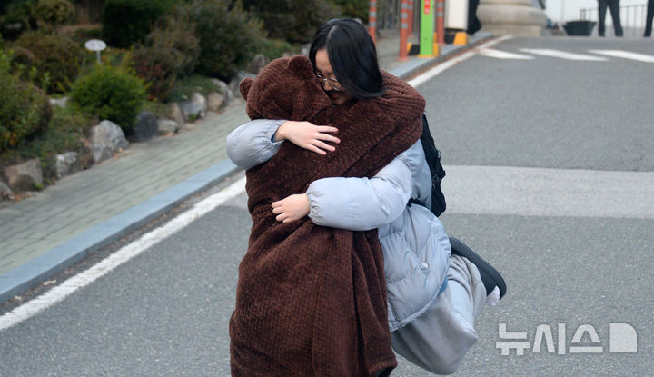 [전주=뉴시스] 김얼 기자 = 2026학년도 대학수학능력시험일인 13일 전북 전주시 전북여자고등학교에서 시험을 마친 수험생이 엄마와 포옹을 하고 있다. 2025.11.13. pmkeul@newsis.com