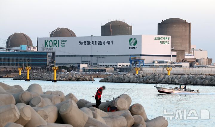  [부산=뉴시스] 하경민 기자 = 부산 기장군의 한 마을에서 바라본 고리원전 2호기(오른쪽 두번째)와 영구 정지 8년 만인 지난 6월 해체가 결정된 고리원전 1호기(맨 오른쪽) 모습. 2025.11.13. yulnetphoto@newsis.com