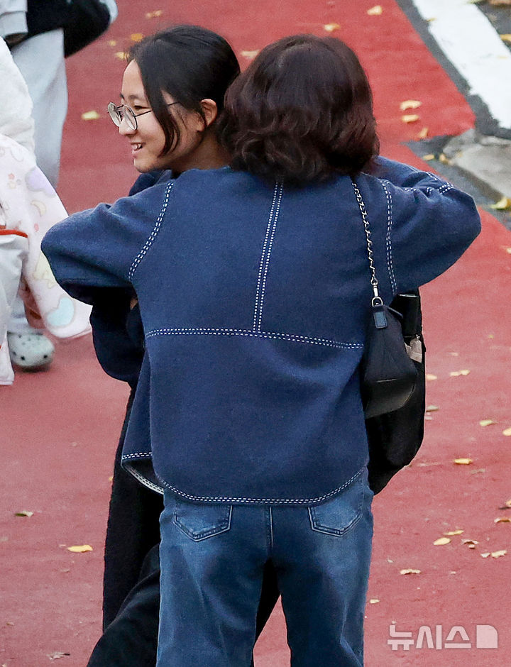 [대구=뉴시스] 이무열 기자 = 2026학년도 대학수학능력시험이 치러진 13일 대구 수성구 혜화여자고등학교에서 시험을 마치고 나온 수험생을 어머니가 안아주고 있다. 2025.11.13. lmy@newsis.com