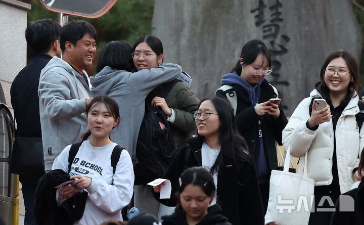 [대구=뉴시스] 이무열 기자 = 2026학년도 대학수학능력시험이 치러진 13일 대구 수성구 혜화여자고등학교에서 시험을 마치고 나온 수험생을 어머니가 안아주고 있다. 2025.11.13. lmy@newsis.com