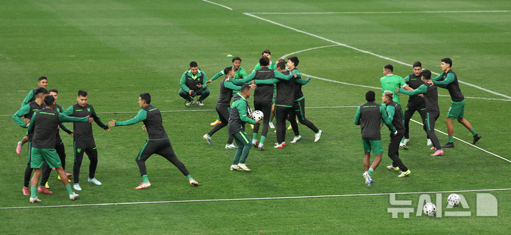 [대전=뉴시스] 김선웅 기자 = 대한민국과 평가전을 앞둔 볼리비아 축구대표팀이 13일 대전 월드컵경기장에서 공식훈련을 하고 있다. 2025.11.13. mangusta@newsis.com