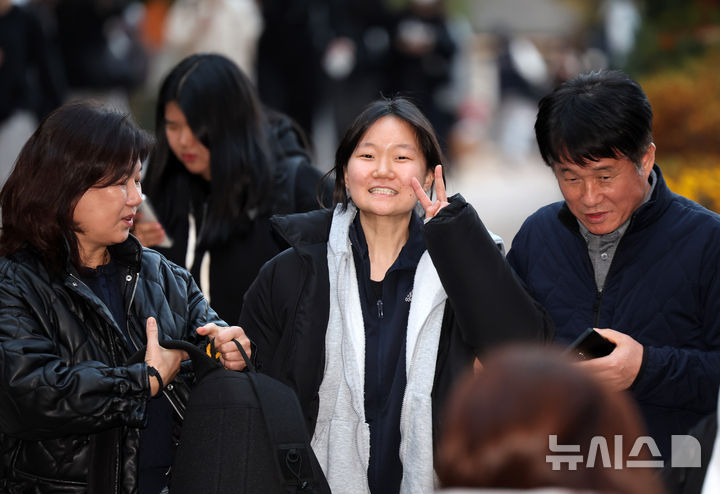 [서울=뉴시스] 배훈식 기자 = 2026학년도 대학수학능력시험이 치러진 13일 오후 서울 영등포구 여의도여자고등학교에서 시험을 마친 한 수험생이 취재진을 향해 V를 표시하고 있다. 2025.11.13. dahora83@newsis.com