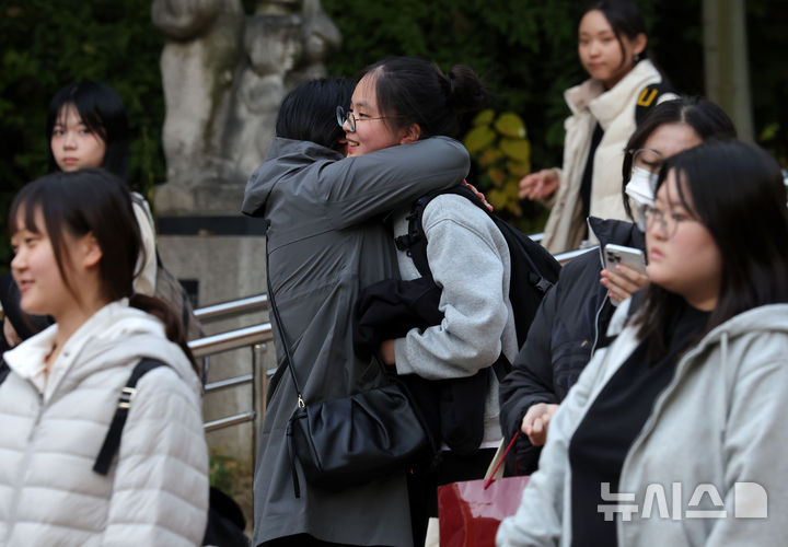 [서울=뉴시스] 홍효식 기자 = 2026학년도 대학수학능력시험을 마친 수험생이 13일 오후 서울 마포구 홍익대학교사범대학부속여자고등학교에서 가족과 포옹하고 있다. 2025.11.13. yesphoto@newsis.com
