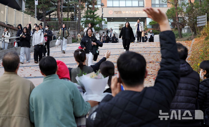 [서울=뉴시스] 홍효식 기자 = 2026학년도 대학수학능력시험을 마친 수험생들이 13일 오후 서울 마포구 홍익대학교사범대학부속여자고등학교에서 가족들과 인사를 나누고 있다. 2025.11.13. yesphoto@newsis.com