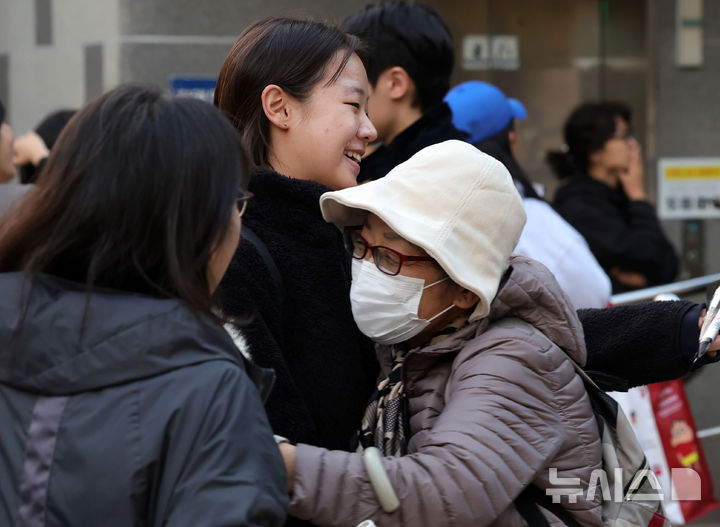 [서울=뉴시스] 홍효식 기자 = 2026학년도 대학수학능력시험을 마친 수험생이 13일 오후 서울 마포구 홍익대학교사범대학부속여자고등학교에서 가족과 인사를 나누고 있다. 2025.11.13. yesphoto@newsis.com
