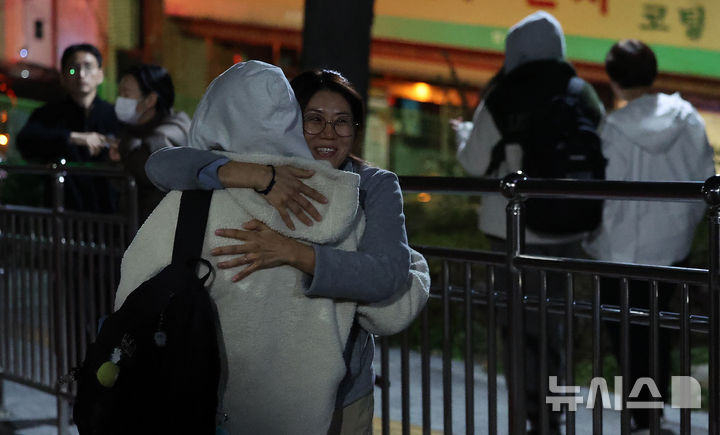 [대구=뉴시스] 이무열 기자 = 2026학년도 대학수학능력시험이 치러진 13일 대구 수성구 혜화여자고등학교에서 시험을 마치고 나온 수험생을 어머니가 안아주고 있다. 2025.11.13. lmy@newsis.com