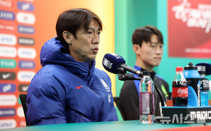 [대전=뉴시스] 김선웅 기자 = 볼리비아와 평가전을 앞둔 대한민국 축구대표팀 홍명보 감독이 13일 대전 월드컵경기장에서 기자회견을 하고 있다. 2025.11.13. mangusta@newsis.com