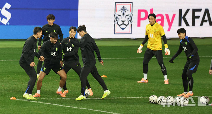 [대전=뉴시스] 김선웅 기자 = 볼리비아와 평가전을 앞둔 대한민국 축구대표팀이 13일 대전 월드컵경기장에서 공식 훈련을 하고 있다. 2025.11.13. mangusta@newsis.com