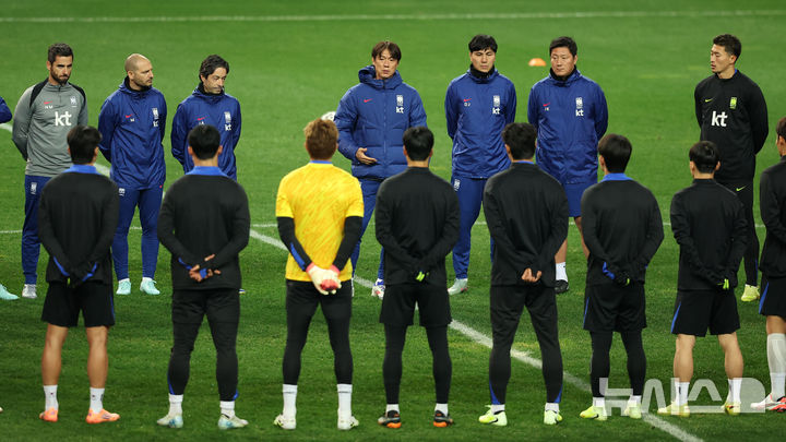 [대전=뉴시스] 김선웅 기자 = 볼리비아와 평가전을 앞둔 대한민국 축구대표팀 홍명보 감독과 선수들이 13일 대전 월드컵경기장에서 공식 훈련 시작 전 미팅을 하고 있다. 2025.11.13. mangusta@newsis.com