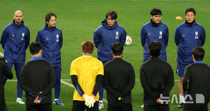 [대전=뉴시스] 김선웅 기자 = 볼리비아와 평가전을 앞둔 대한민국 축구대표팀 홍명보 감독과 선수들이 13일 대전 월드컵경기장에서 공식 훈련 시작 전 미팅을 하고 있다. 2025.11.13. mangusta@newsis.com