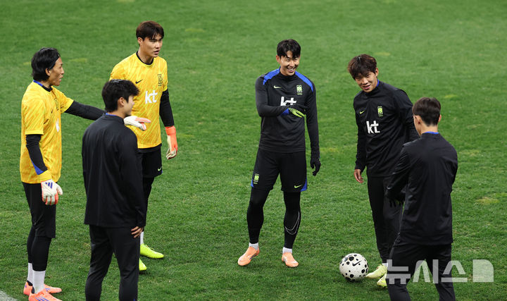 [대전=뉴시스] 김선웅 기자 = 볼리비아와 평가전을 앞둔 대한민국 축구대표팀 손흥민과 선수들이 13일 대전 월드컵경기장에서 공식 훈련을 하고 있다. 2025.11.13. mangusta@newsis.com