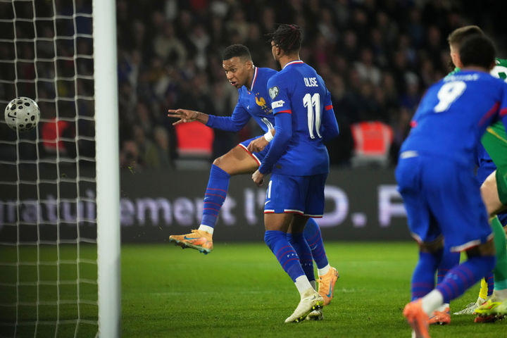 [파리=AP/뉴시스] 프랑스의 킬리안 음바페가 13일(현지 시간) 프랑스 파리에서 열린 2026 국제축구연맹(FIFA) 북중미월드컵 유럽 예선 D조 5차전 우크라이나와 경기 후반 38분 팀 세 번째 골을 넣고 있다. 음바페가 멀티 골로 통산 400골을 기록한 프랑스는 우크라이나를 4-0으로 완파하고 본선 진출을 확정했다. 2025.11.14.