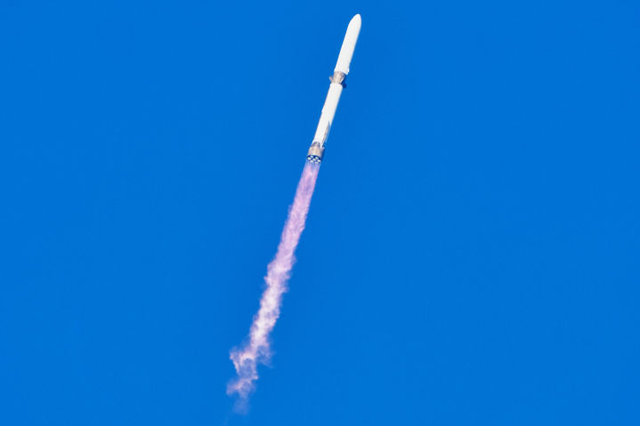 [케이프 커내버럴=AP/뉴시스] 블루오리진의 '뉴 글렌' 로켓이 13일(현지 시간) 미 플로리다주 케이프 커내버럴 우주군 기지 36번 발사대에서 발사되고 있다. 아마존 창업자 제프 베이조스의 우주기업 블루오리진이 개발한 '뉴 글렌' 로켓이 이날 미 항공우주국(NASA) 화성 탐사 우주선을 탑재하고 발사됐다. 2025.11.14.