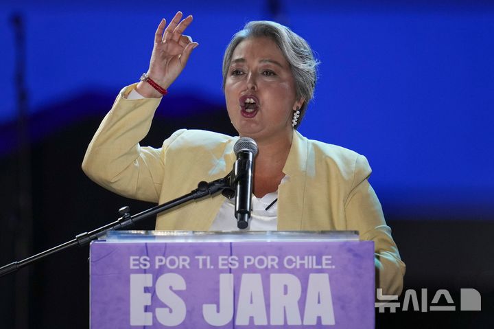 [AP/뉴시스] 좌파 집권연합의 대선 후보로 뽑힌 공산당 소속의 자네트 자라 전 노동장관이 13일 발파라이소 유세에서 연설하고 있다