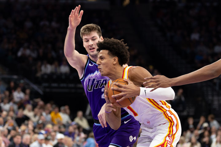 [솔트레이크시티=AP/뉴시스] 미국프로농구(NBA) 애틀랜타 호크스의 제일런 존슨(오른쪽), 유타 재즈의 카일 필리포스키. 2025.11.13.