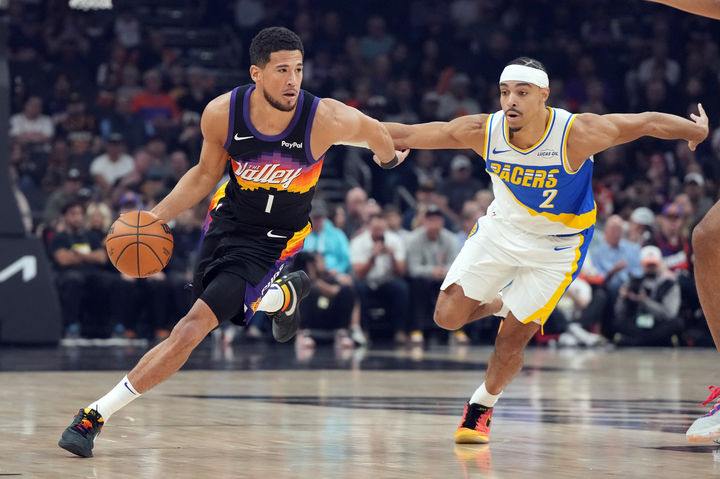 [피닉스=AP/뉴시스] 미국프로농구(NBA) 피닉스 선스의 데빈 부커(왼쪽). 2025.11.13.