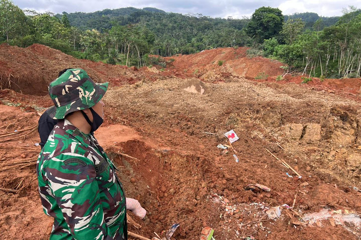 [칠라찹=AP/뉴시스] ﻿﻿인도네시아 자바섬에서 발생한 산사태로 현재까지 최소 11명이 숨지고 12명이 실종됐다. 사진은 지난 14일(현지 시간) 인도네시아 자바섬 칠라찹에서 한 군인이 산사태 현장을 살펴보는 모습. 2025.11.16
