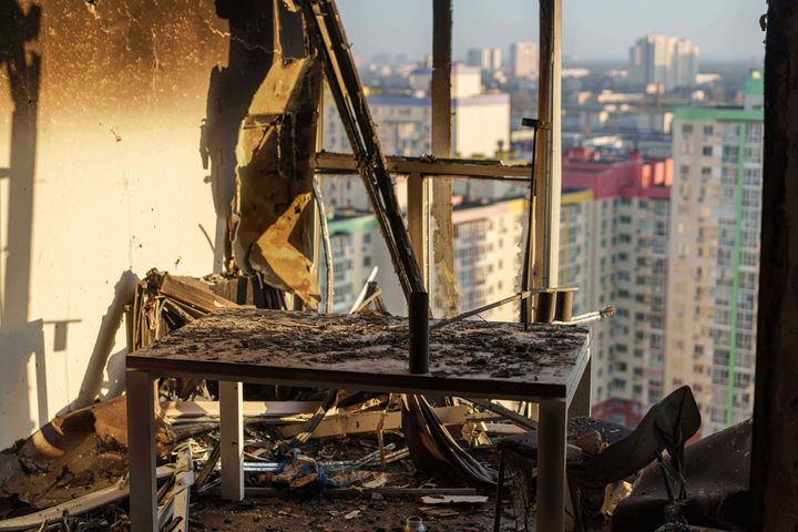 [키이우=AP/뉴시스] 14일(현지 시간) 러시아의 대규모 공습을 받은 우크라이나 수도 키이우의 주거용 건물이 파괴돼 있다. 2025.11.14.