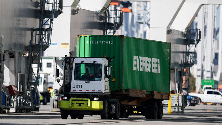 [서배너=AP/뉴시스] 30일(현지 시간) 월스트리트저널(WSJ)에 따르면 세계무역기구(WTO)는 10월 보고서에서 올해 전 세계 상품 교역 증가율 전망치를 2.4%로 상향 조정했다. 사진은 미 조지아주 서배너 항에서 수입 물품을 운송하는 트럭. 2025.12.01.