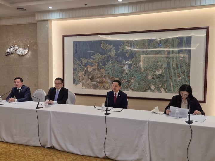 [서울=뉴시스] 다이빙 주한 중국대사와 정무과 인사들이 13일 서울 명동 주한 중국대사관에서 한국과 중국 기자 간담회를 갖고 있다. 왼쪽부터 덩밍푸 정무과장, 팡쿤 공사, 다이 대사, 왕쓰줘 서기관. 2025.11.14. *재판매 및 DB 금지