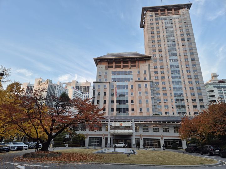 [서울=뉴시스] 서울 명동 주한 중국대사관.2025.11.14. *재판매 및 DB 금지