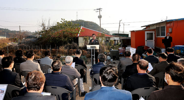 [보령=뉴시스] 보령선한이웃의 사랑의 집 전달식에서 인사말하는 김동일 보령시장. (사진=보령시 제공) 2025.11.14. photo@newsis.com *재판매 및 DB 금지