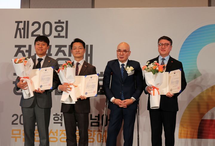 [서울=뉴시스] 제 20회 전국장애경제인대회에서 장애인기업 서포터 유공으로 중소벤처기업부 장관 표창을 수상한 소상공인시장진흥공단. (사진=소상공인시장진흥공단 제공) 2025.11.14. photo@newsis.com *재판매 및 DB 금지