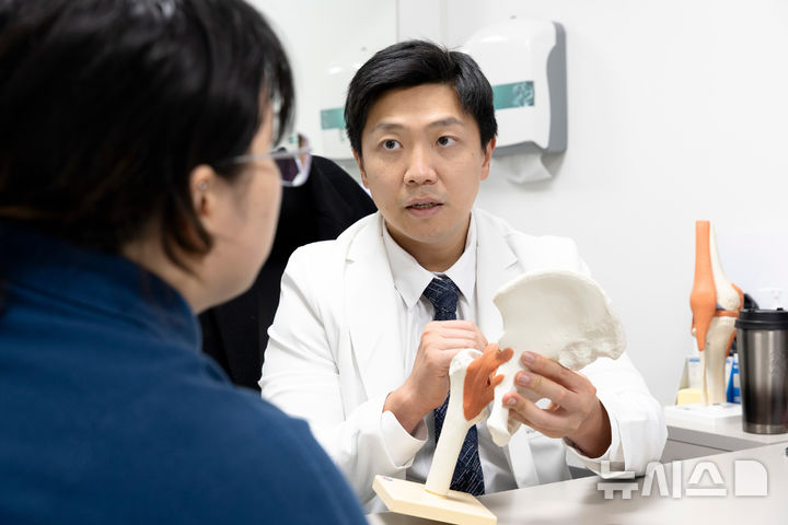 [서울=뉴시스] 정재현 연세사랑병원 고관절관절내시경센터장이 환자와 상담을 진행하고 있다. (사진= 연세사랑병원 제공)