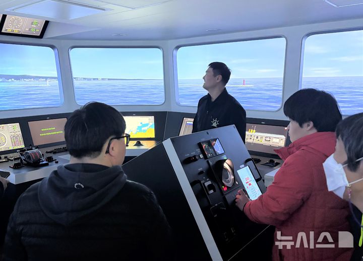 [서울=뉴시스] 한국해양교통안전공단(KOMSA) 본사 선박조종 시뮬레이션센터에서 충북장애인부모연대 소속 발달장애인들이 선박 운항 체험을 하고 있다