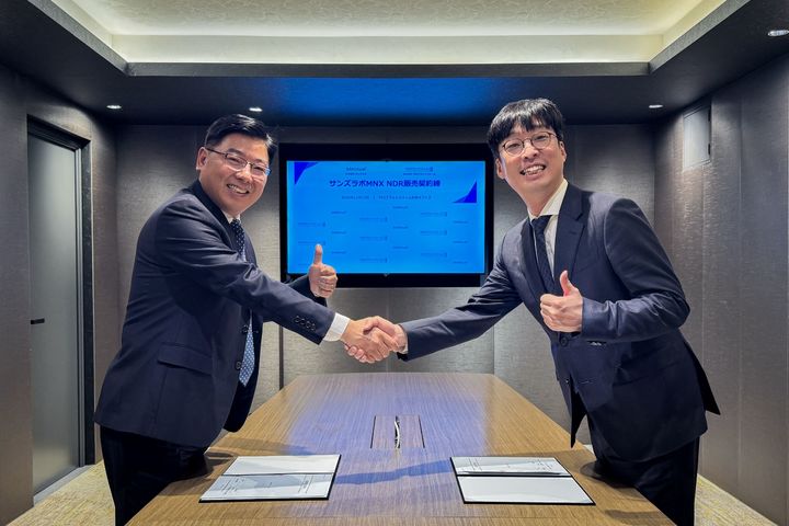 (왼쪽부터)파이오플랫폼 이성민 대표와 샌즈랩 김기홍 대표가 일본 도쿄 파이오플랫폼 본사에서 계약을 마친 뒤 기념촬영을 하고 있다.(사진=샌즈랩 제공) *재판매 및 DB 금지