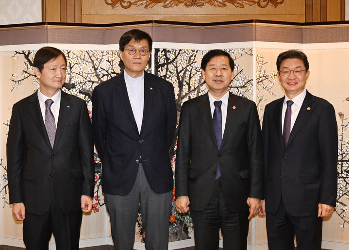 정부·당국 "외환시장 불확실성 확대에 적극 대처…환율 안정 방안 마련"