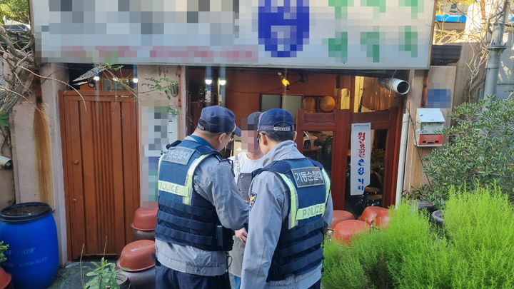 [부산=뉴시스] 순찰 중이던 부산 경찰이 신속한 판단으로 1600만원 규모의 노쇼(예약부도) 사기 피해를 막았다. 모바일 이체를 막고 있는 부산경찰. (사진=부산경찰청 제공) 2025.11.14. photo@newsis.com *재판매 및 DB 금지