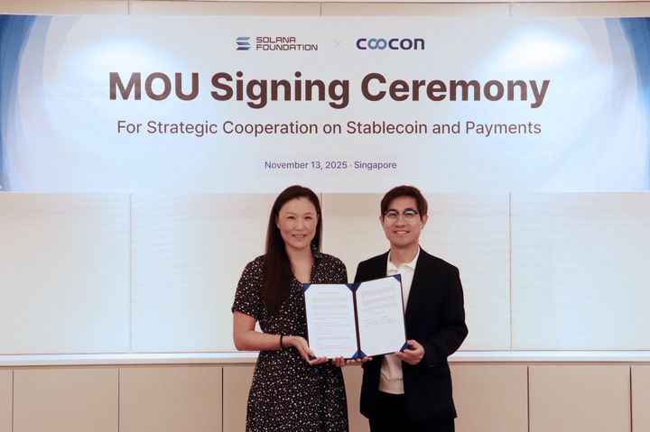 (왼쪽부터) 릴리 리우(Lily Liu) 솔라나 재단 회장, 김종현 쿠콘 대표이사가 기념촬영 하고 있다(사진=쿠콘 제공) *재판매 및 DB 금지