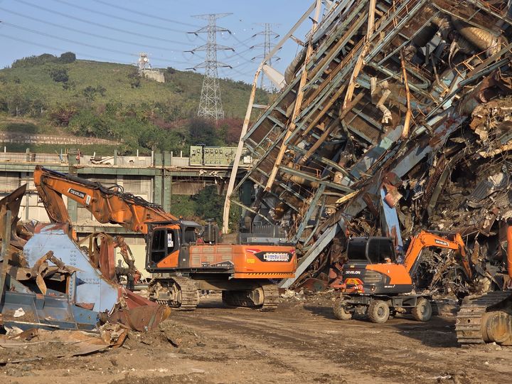[울산=뉴시스] 박수지 기자 = 14일 소방당국이 울산화력발전소 붕괴 사고 현장에서 수색작업을 진행 중이다. 2025.11.14. (사진=울산소방본부 제공) photo@newsis.com *재판매 및 DB 금지