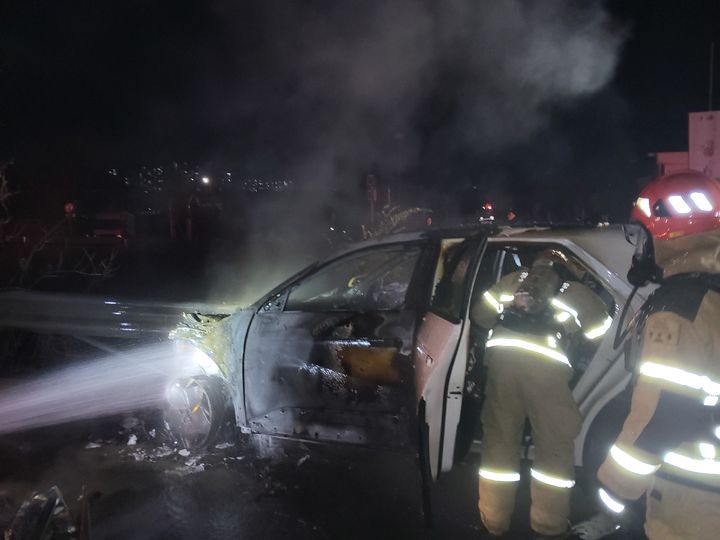 사고로 배터리 부분에 손상되면서 화재가 발생한 전기차. (사진=경기북부소방재난본부 제공) photo@newsis.com *재판매 및 DB 금지