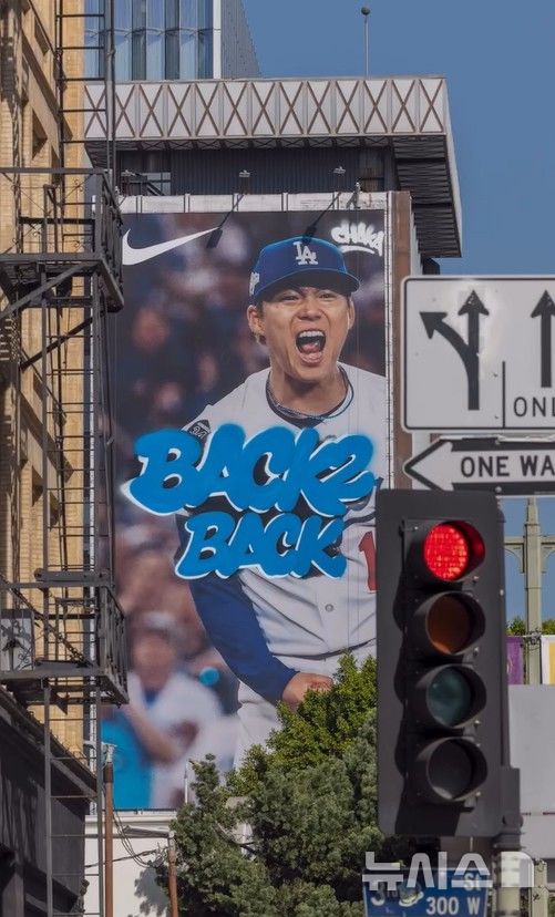 [서울=뉴시스]美 로스앤젤레스 시내 중심가에 자리잡은 야마모토의 광고 사진 (사진 = 나이키 공식 SNS 캡처)