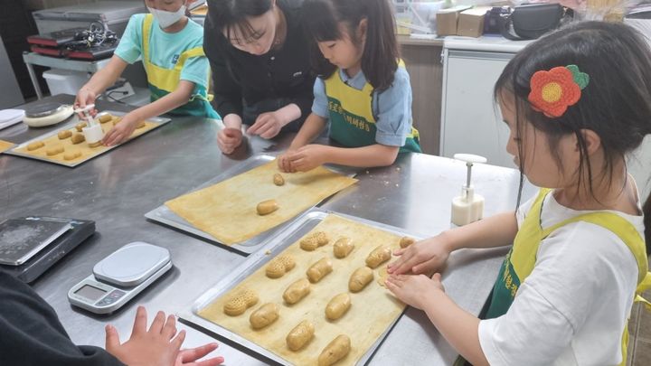 [밀양=뉴시스] 아이키움 배움터 마을과 더불어 놀자, 베이킹편 프로그램을 운영하고 있다. (사진= 밀양시 제공) 2025.11.14. photo@newsis.com *재판매 및 DB 금지