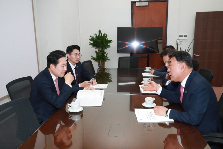 [울산=뉴시스] 울산시는 김두겸 시장이 14일 장동혁 국민의힘 당대표를 만나 울산의 현안사업과 내년도 국가예산 확보 필요성을 적극 설명했다고 밝혔다. (사진= 울산시 제공) 2025.11.14.photo@newsis.com *재판매 및 DB 금지