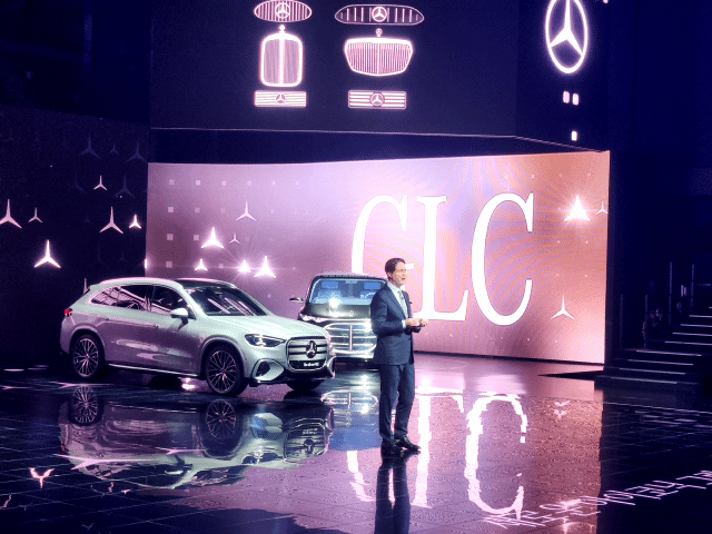 [인천=뉴시스] 14일 인천 영종도 파라다이스시티 스튜디오에서 열린 메르세데스-벤츠 미래 전략 콘퍼런스에서 올라 칼레니우스 메르세데스-벤츠 그룹 AG 이사회 의장 겸 CEO가 차세대 전동화 라인업을 직접 소개하고 있다. 2025.11.14 photo@newsis.com 