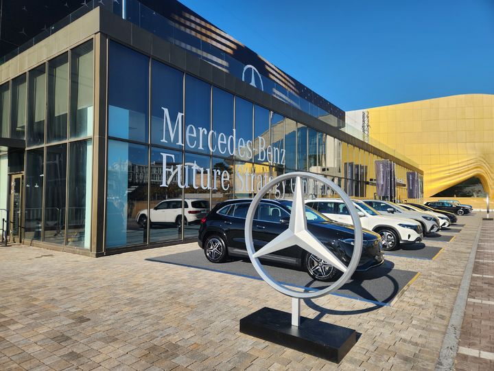 [인천=뉴시스] 14일 인천 영종도 파라다이스시티 스튜디오에서 열린 메르세데스-벤츠 미래 전략 콘퍼런스 행사장 모습. 2025.11.14 photo@newsis.com *재판매 및 DB 금지